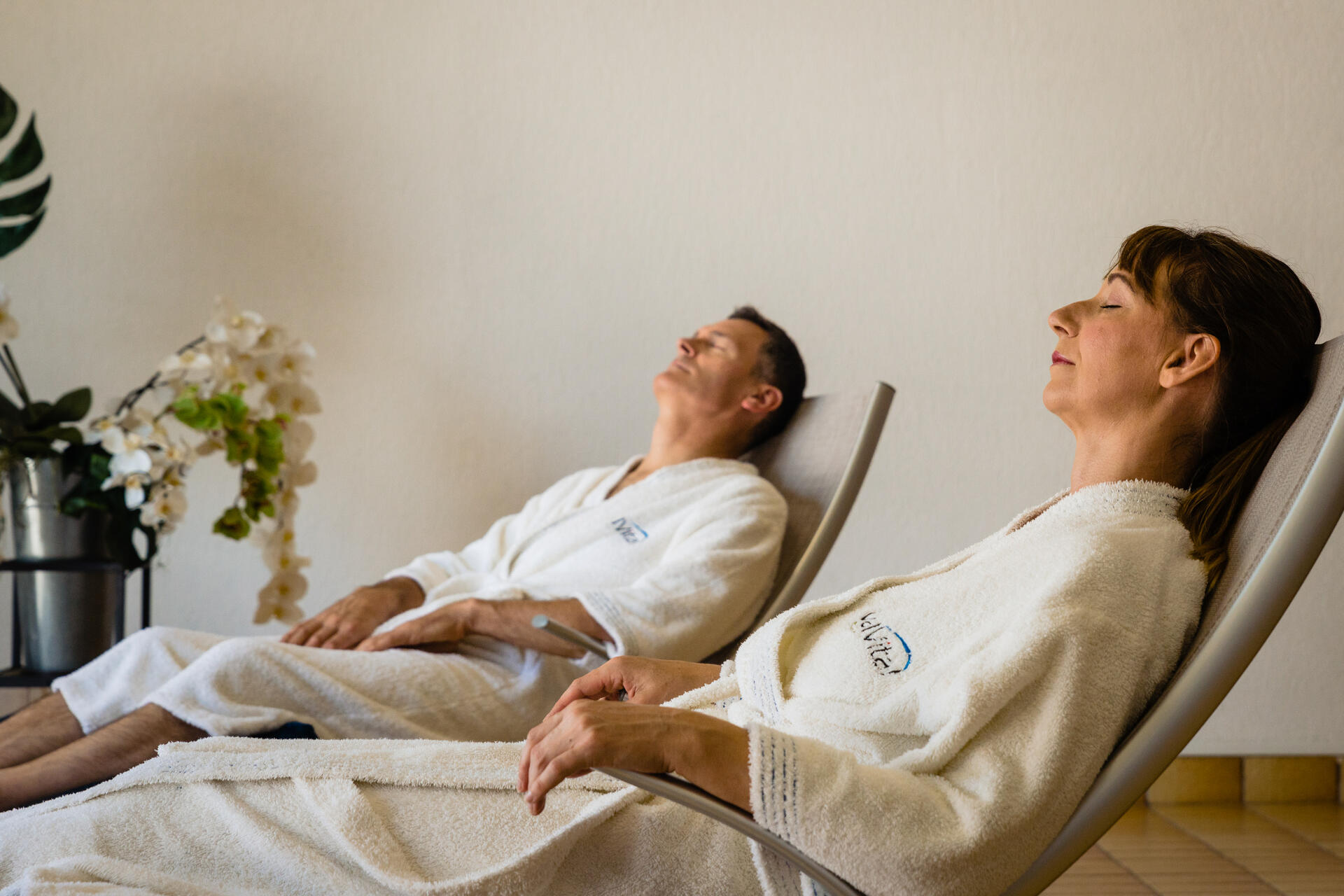 un homme et une femme se relaxant sur des transat au spa de Bourbonne les Bains